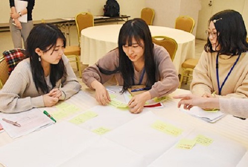 セミナーでグループワークに挑戦する女子大学生
